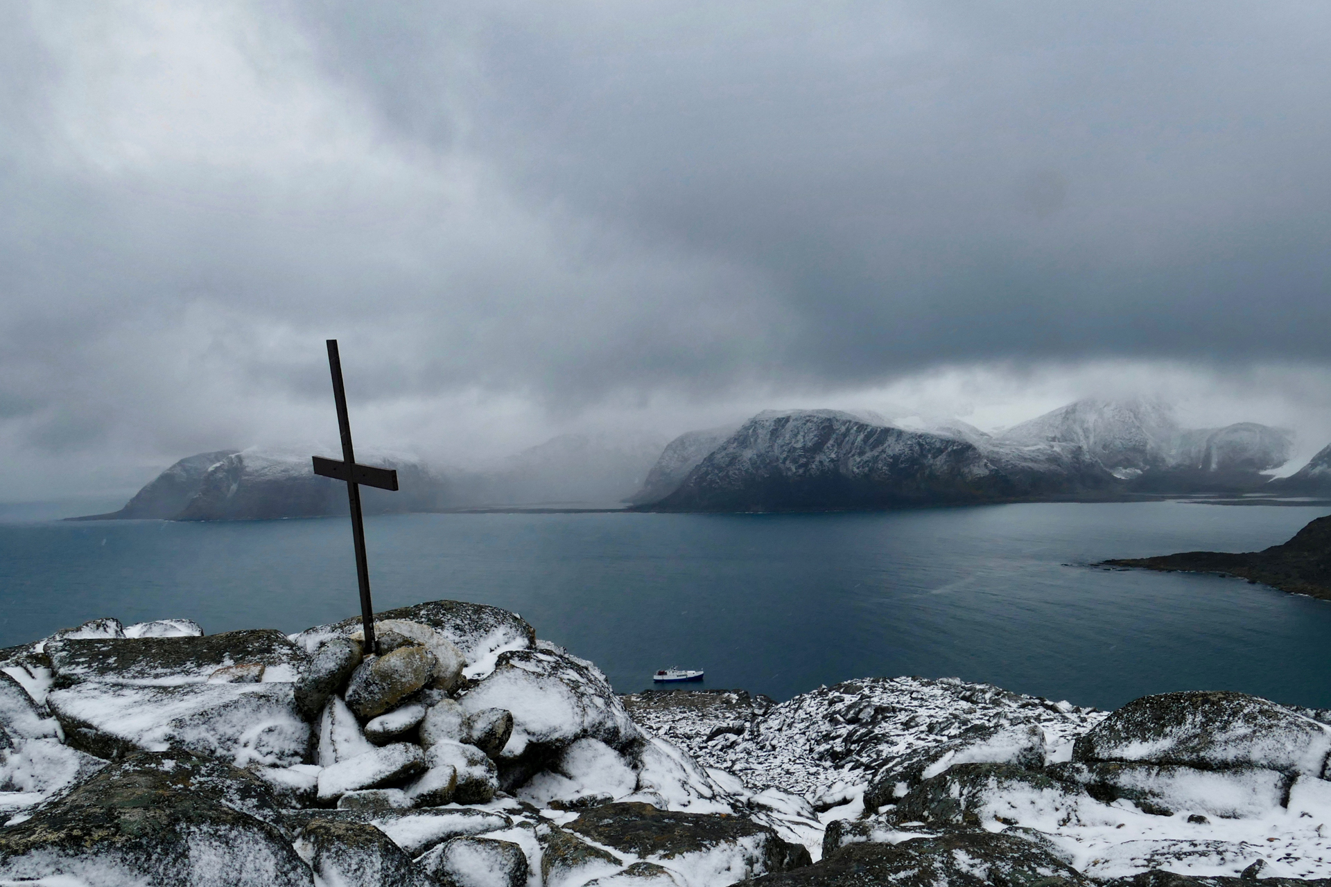 Notre bateau bien garé dans la baie - Fjord de Smeerenburg