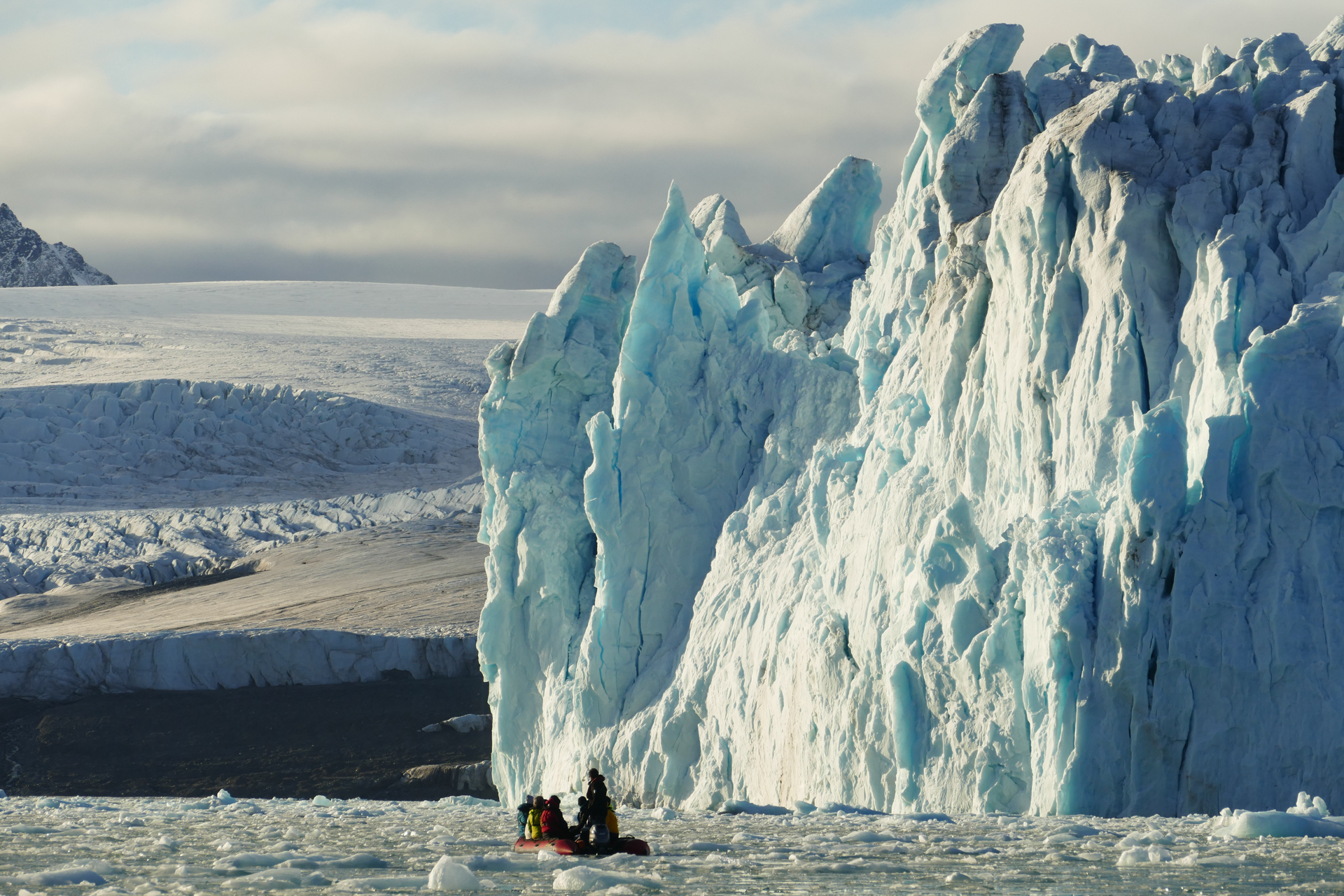 Il n'y parait pas mais nous sommes tout de même à 300 m du front glaciaire... sécurité oblige - Fjord de la Croix