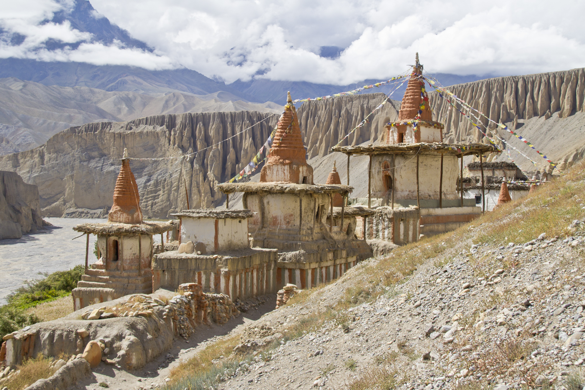 Tanggyé : monastère et magnifique alignement de chortens dans une belle ambiance médiévale.