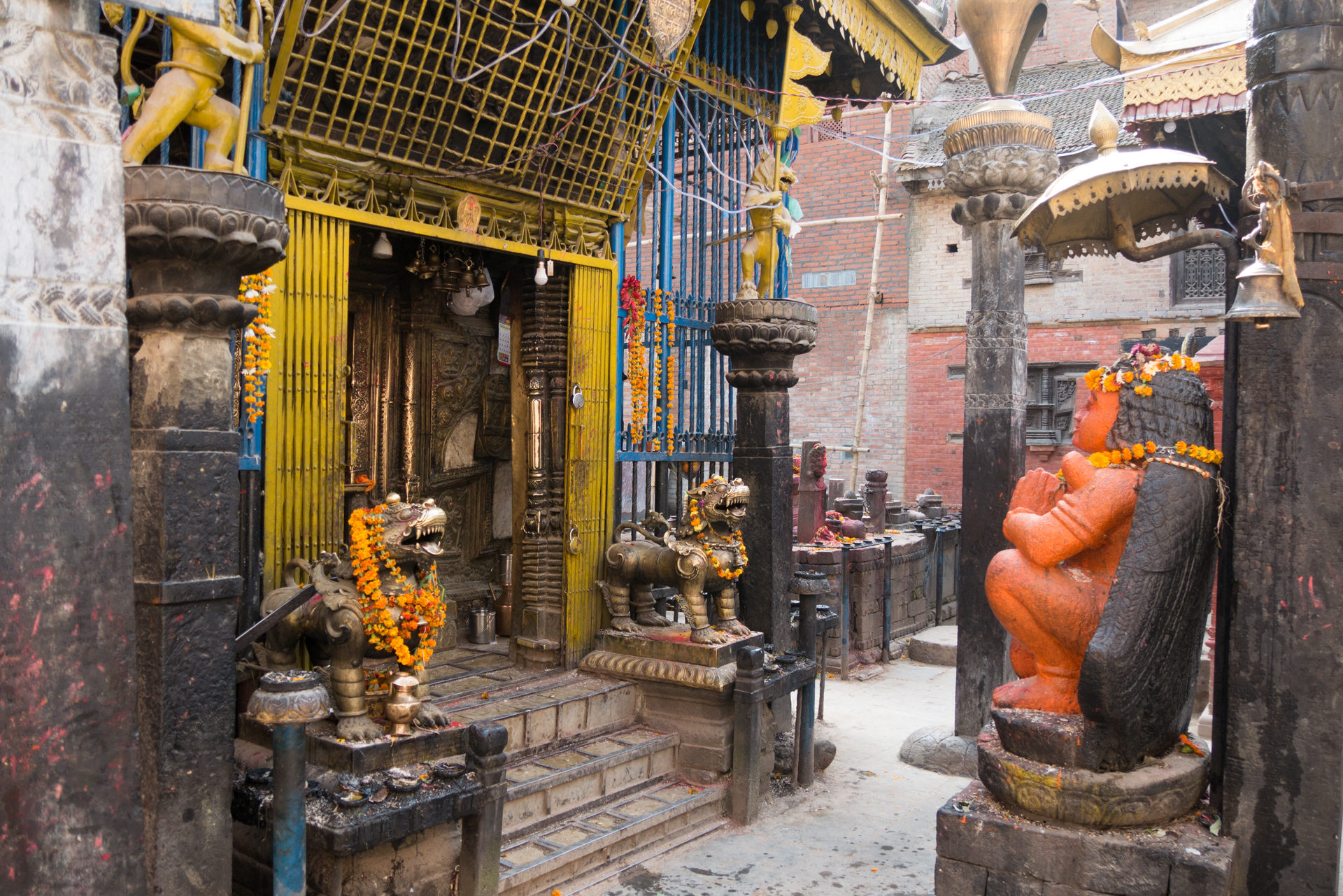 Petit temple dans une ruelle - La vallée de Kathmandu
