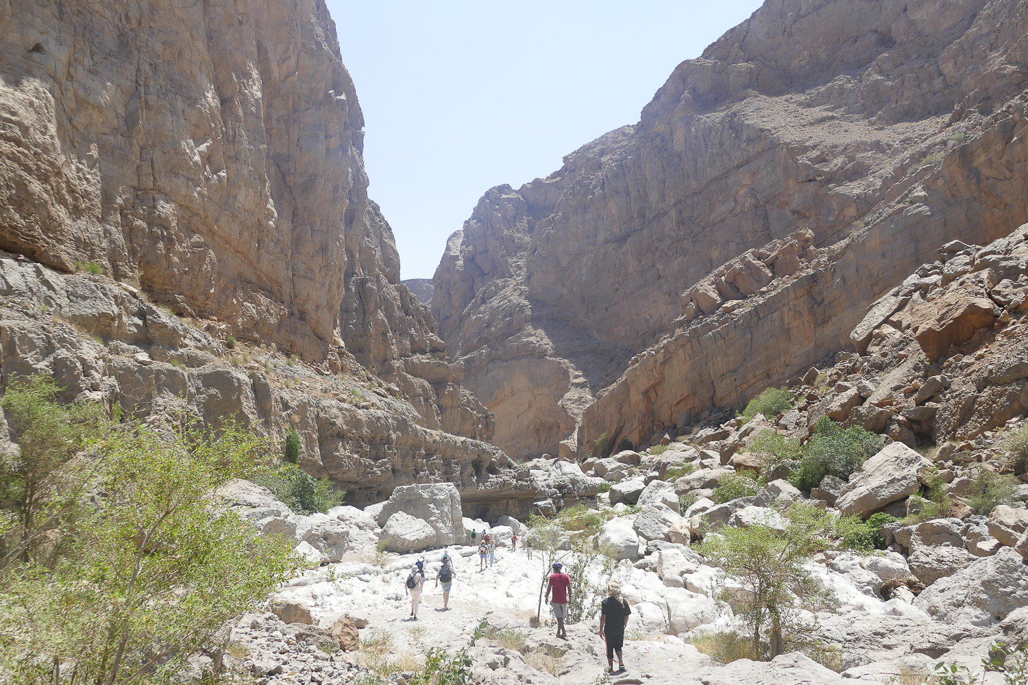 On s'enfonce dans le canyon wadi bani khalid