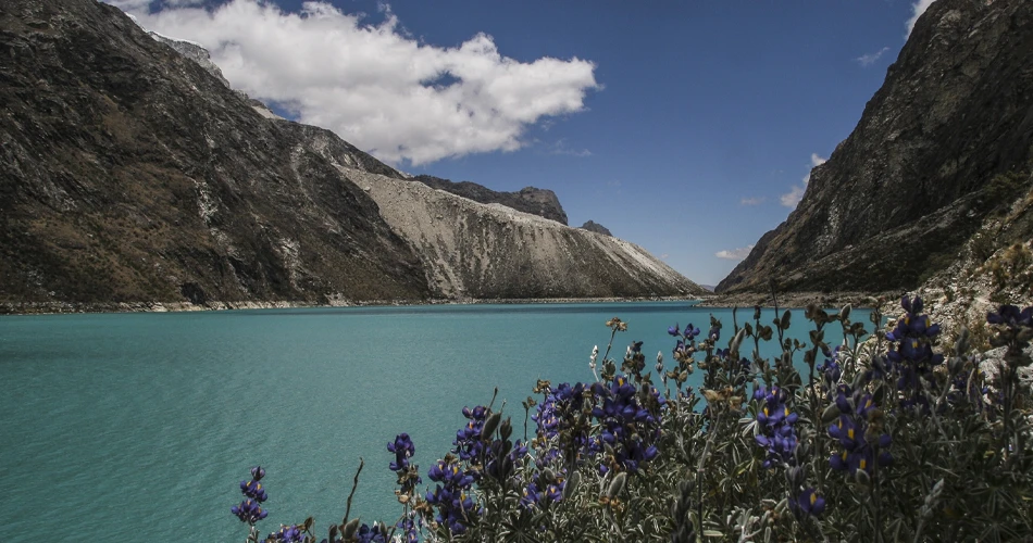 Marche sur les bords de la laguna Paron