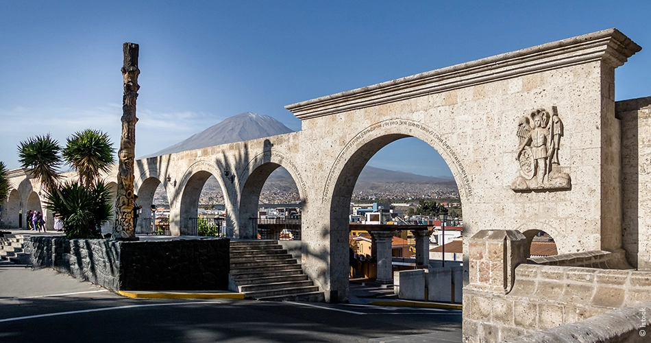 Arches de Yanahuara et le volcan Misti
