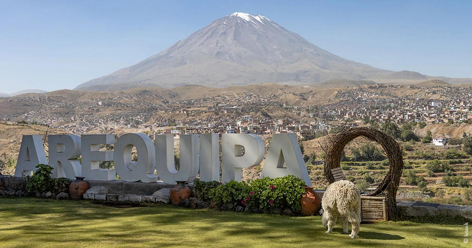 Panorama sur Arequipa et le volcan Misti