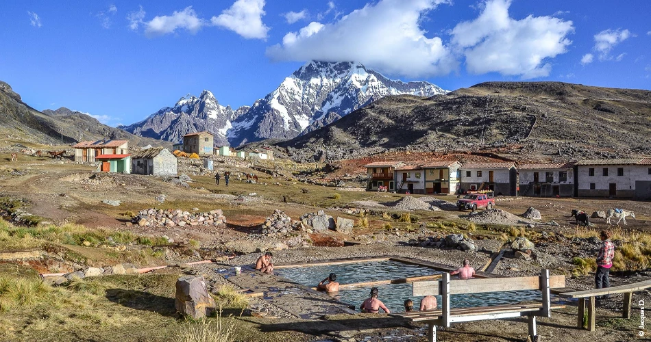 Agréable source chaude dans le village de Pacchanta - Pérou