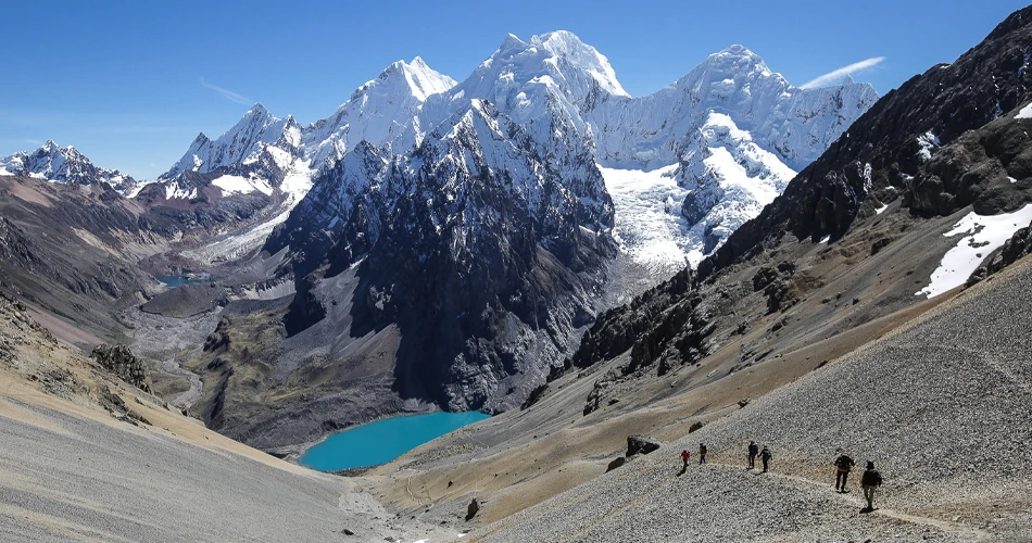 Descente du col Santa Rosa vers la laguna Jurau - Pérou