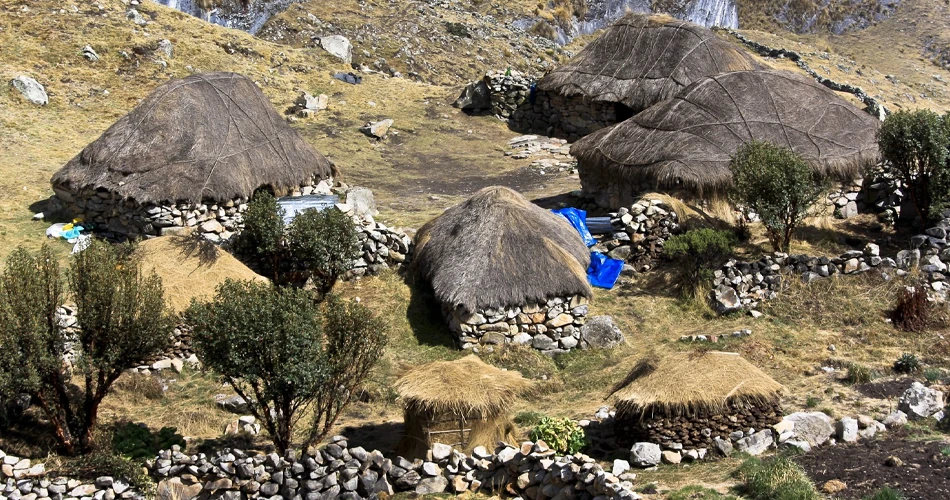 Maisons de pierre aux toits de chaume typique des Andes - Pérou