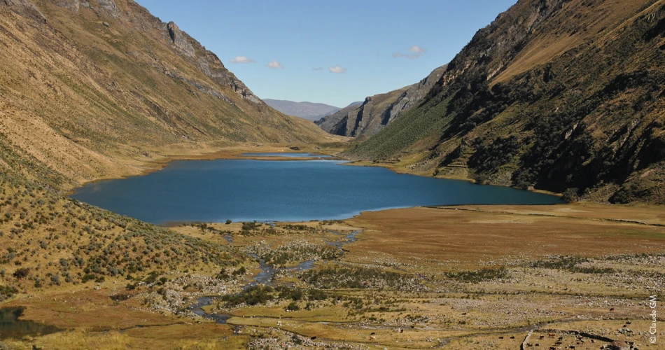 Marche au-dessus de la lagune Solteracocha - Pérou