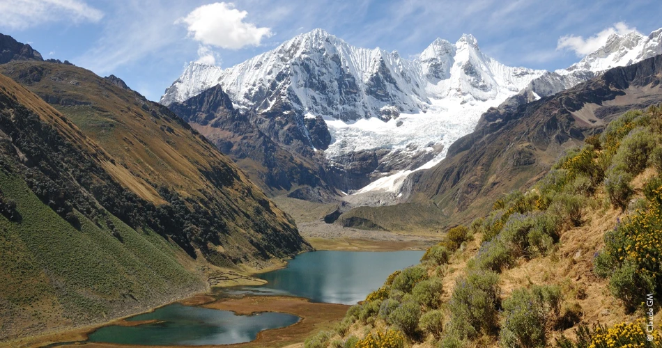 Le chemin domine la lagune Jahuacocha - Pérou