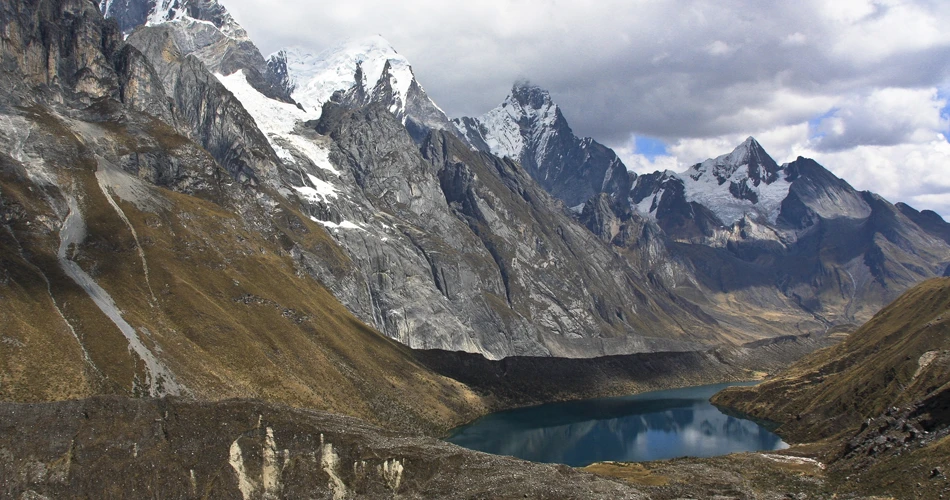 Succession de lagunes dans la vallée Siula - Cordillère Huayhuash - Pérou