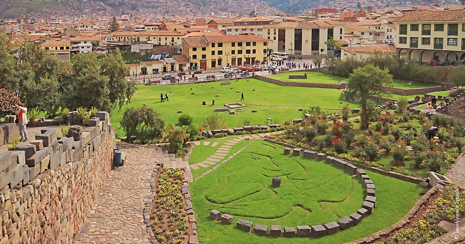 Jardin devant le temple Coricancha avec le symbole du Condor, Puma et Serpent, la trilogie des créatures sacrées de l’Inca