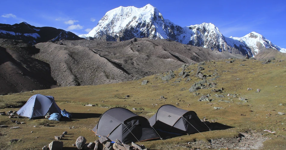 Camp majestueux au pied du col Jampa - Pérou