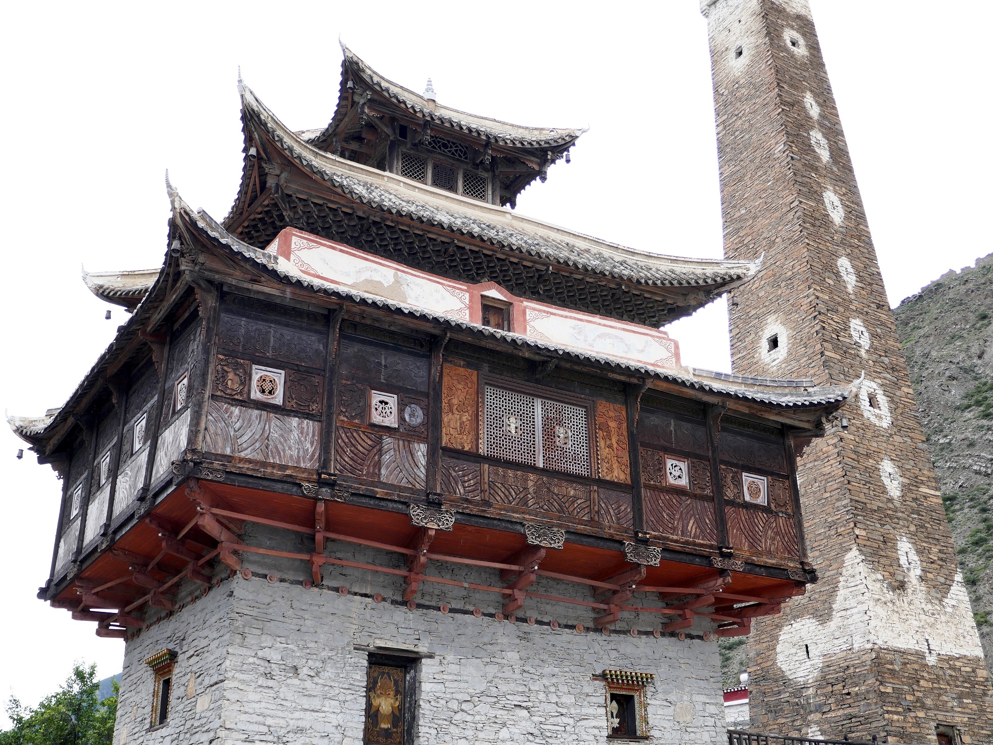 Maison d’architecture chinoise surplombée par une des impressionnantes tours de Damba – village de Tronang.