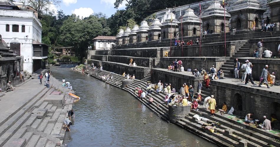 Sanctuaire de Pashupatinath au bord de la rivière Bagmati