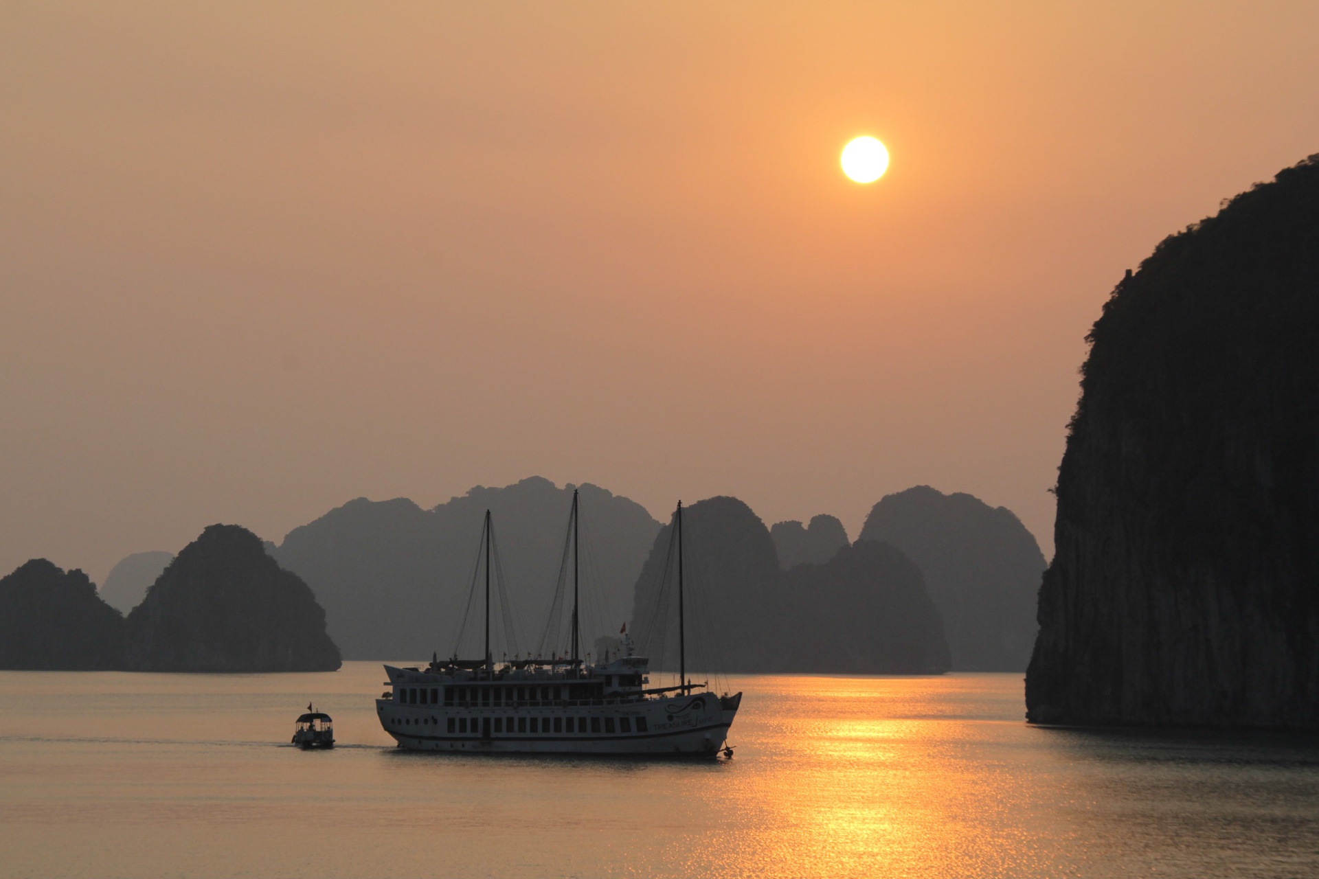 Coucher de soleil sur la baie dHalong Vietnam