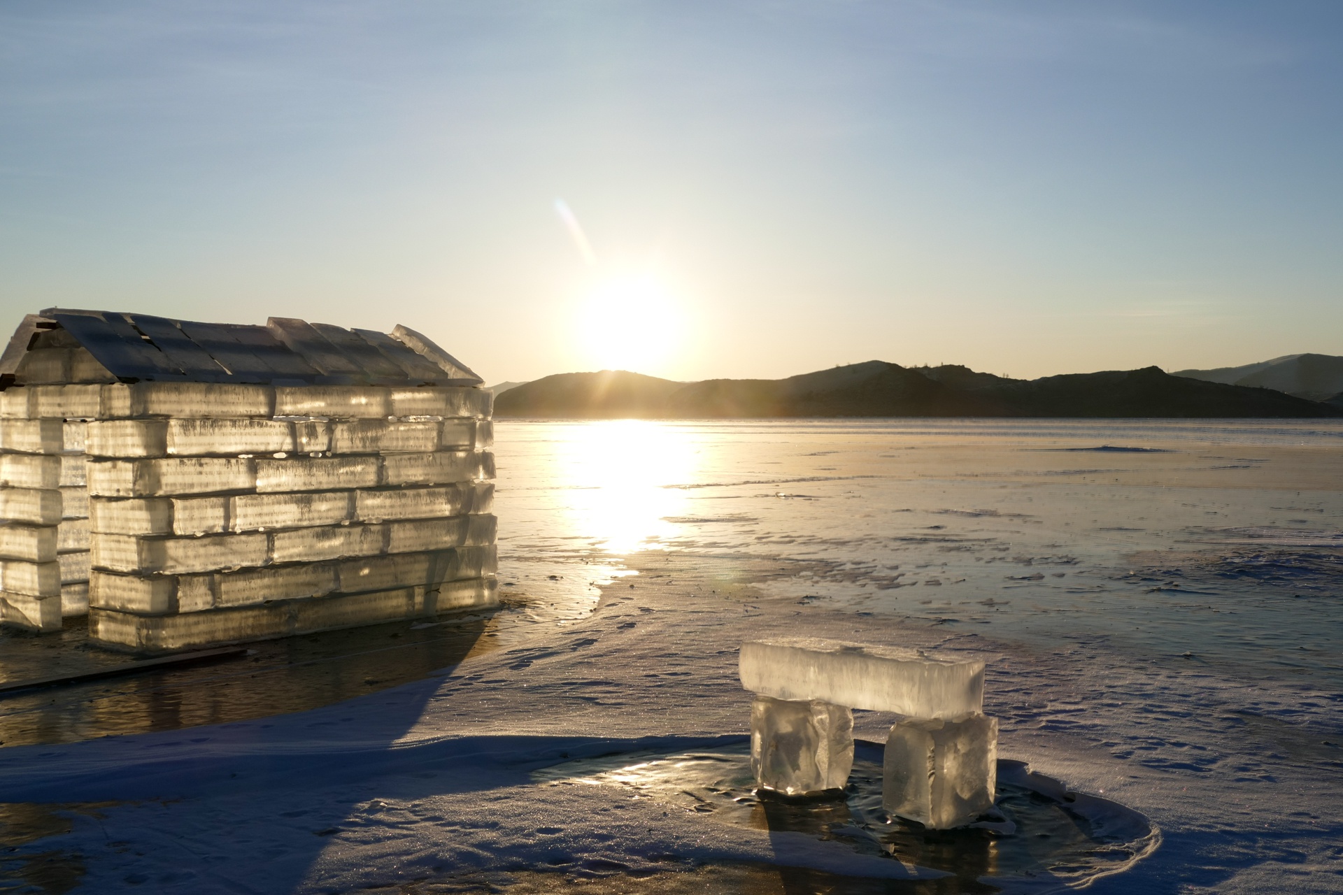 Lever du soleil sur le Baïkal