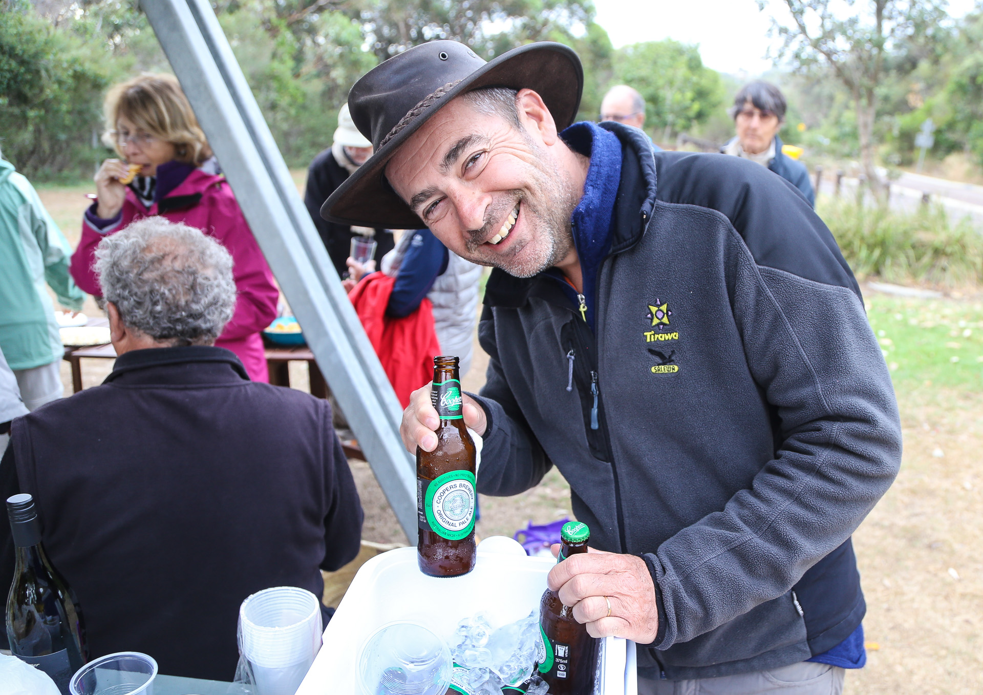 BBQ sur la plage avec notre représentant en Australie qui habite dans le coin. Thierry Crocodile Dundee est en charge de l’apéro ! - De Cradle Mountain à Bouddi National Park