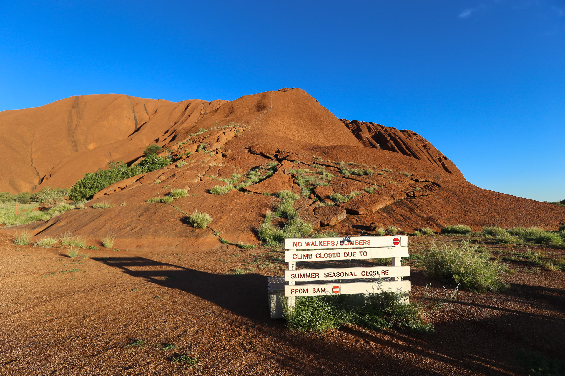 La base du chemin aménagé qui conduit au sommet d’Uluru.  - De Kings Canyon à Ayers Rock