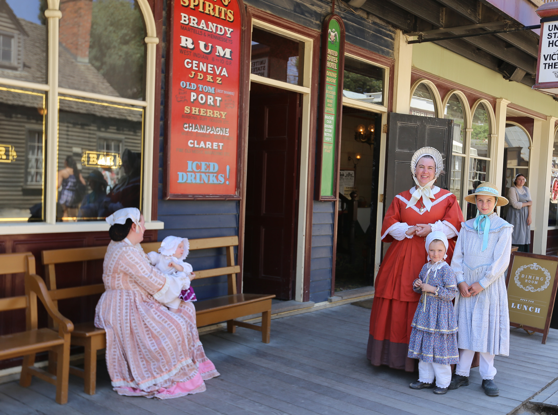 Des acteurs amateurs et professionnels animent le village musée - De Halls Gap à Melbourne