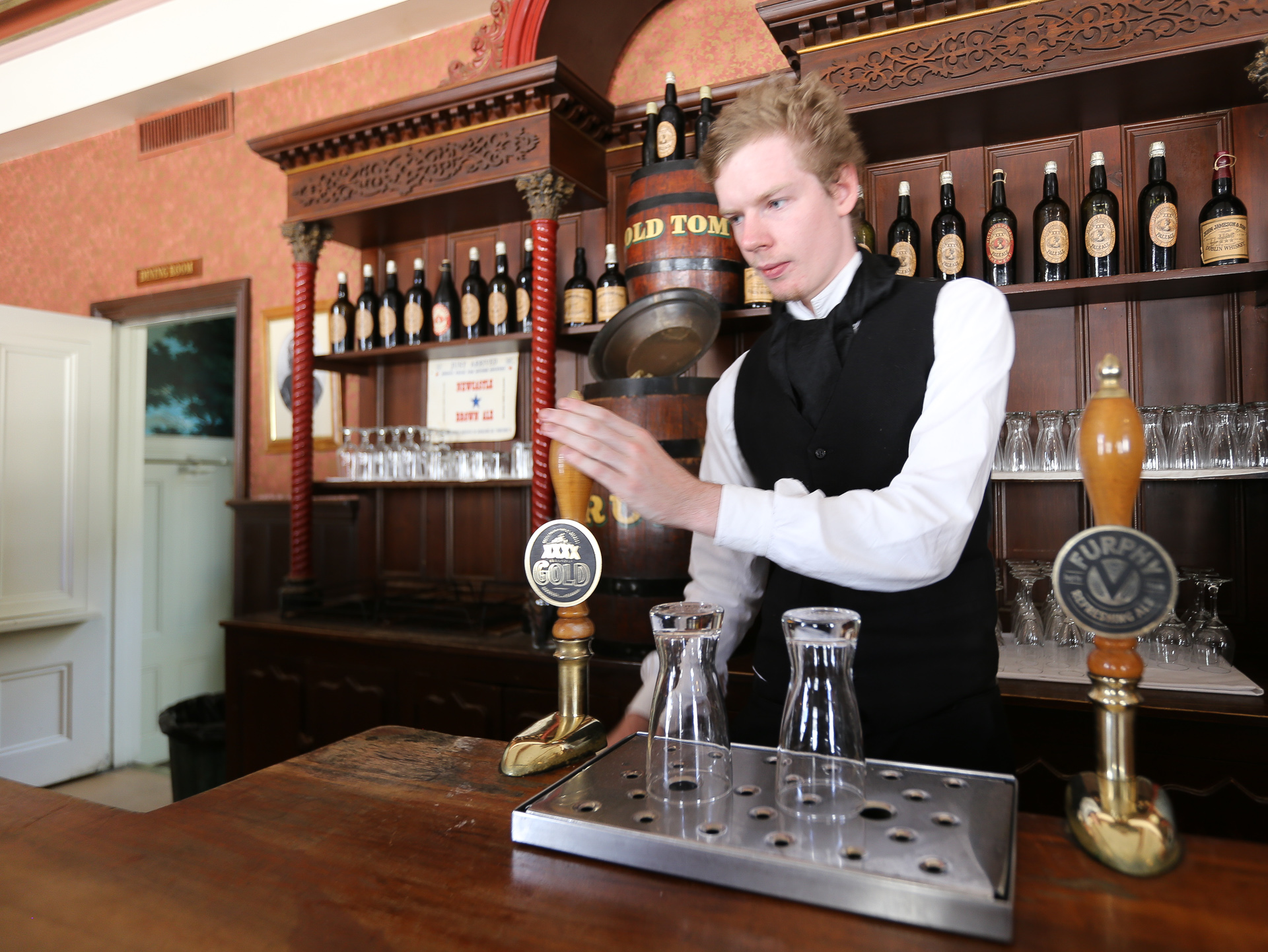 Le barman par contre sert bien des bières - De Halls Gap à Melbourne
