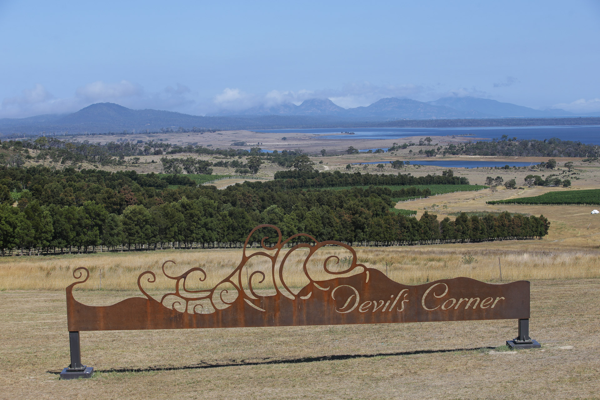 Arrêt devant une propriété viticole. Au fond, les sommets de la péninsule de Freycinet - Tasmanie Hobart et Freycinet National Park