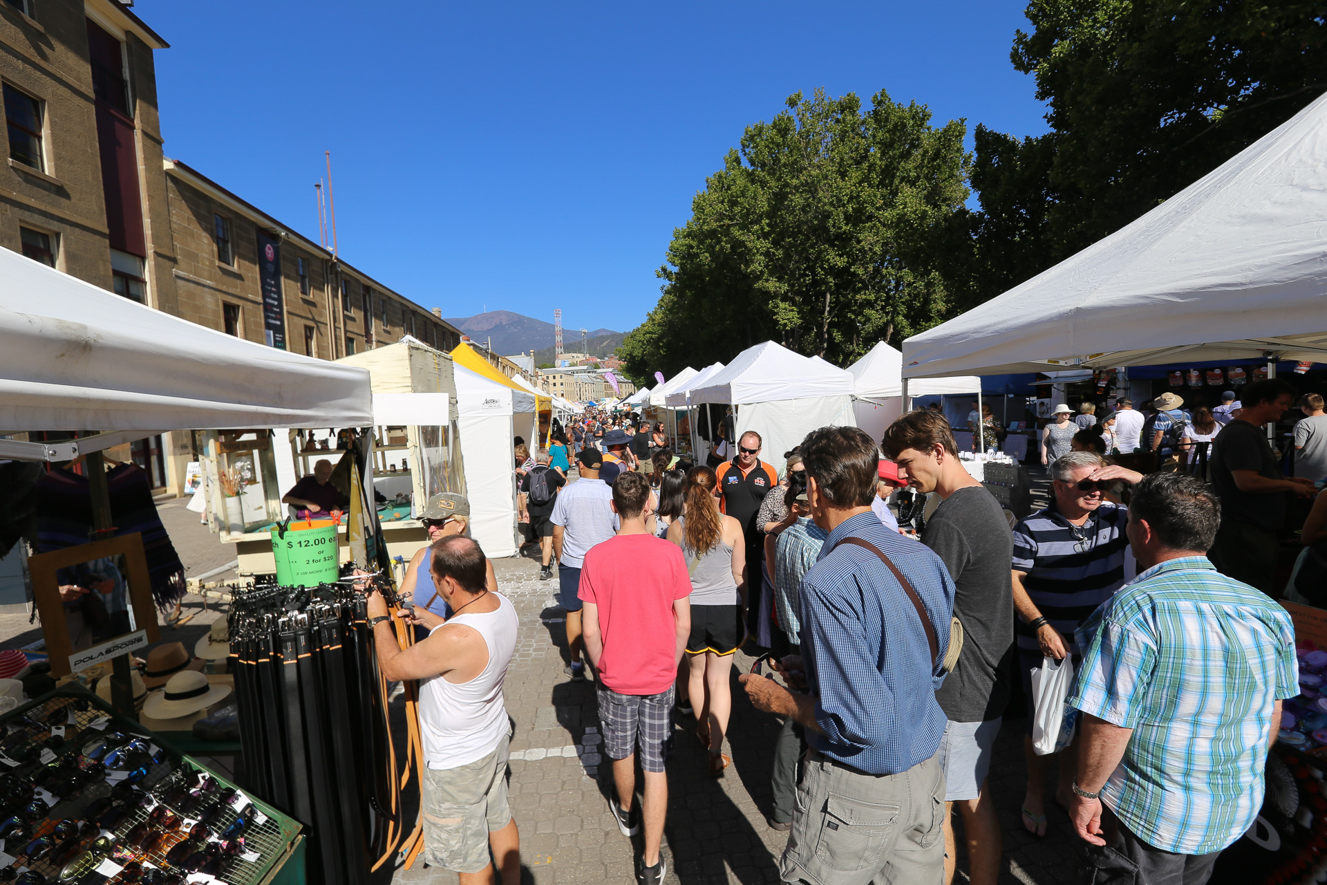 Il y a plus de 300 stands sur la place Salamanca le jour du marché - Tasmanie Hobart et Freycinet National Park