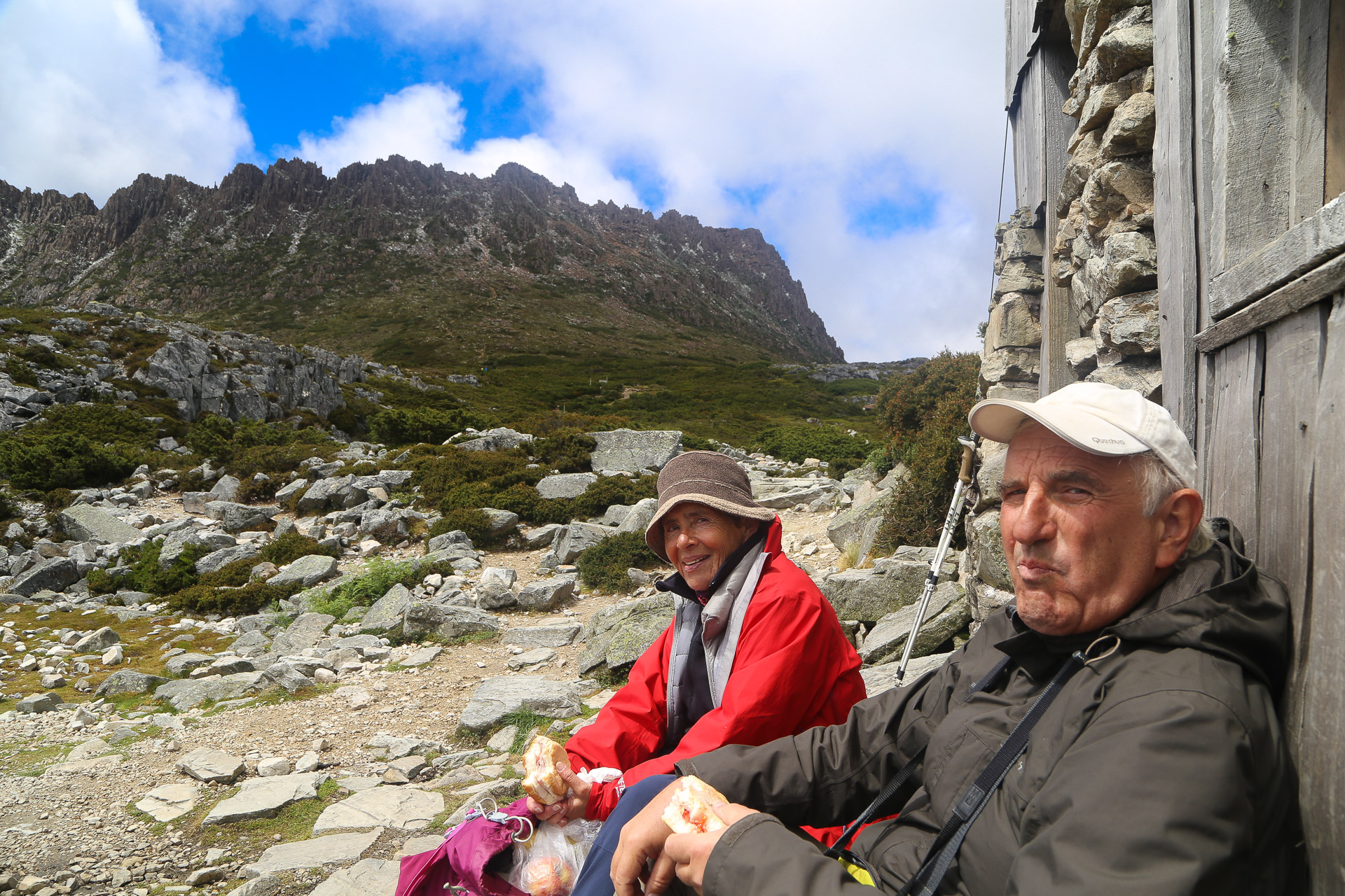 Devant Kitchen Hut, un abri au pied de Cradle Mountain