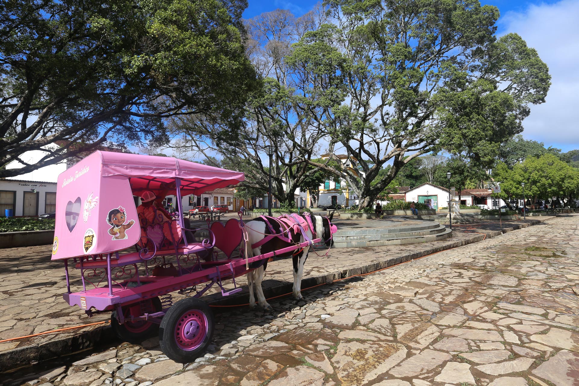 La place principale du village : Largo das Forras, dessinée par Burle Marx