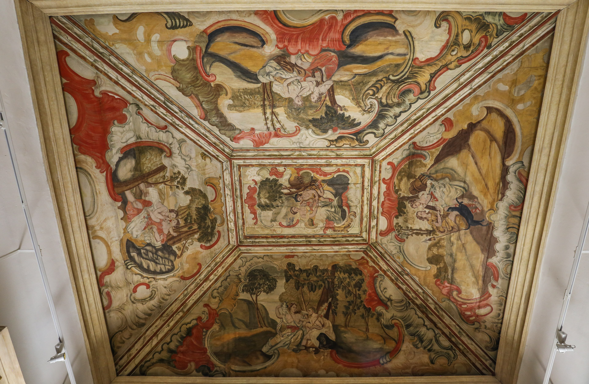 Plafond peint représentant les 5 sens dans le musée Padre Toledo