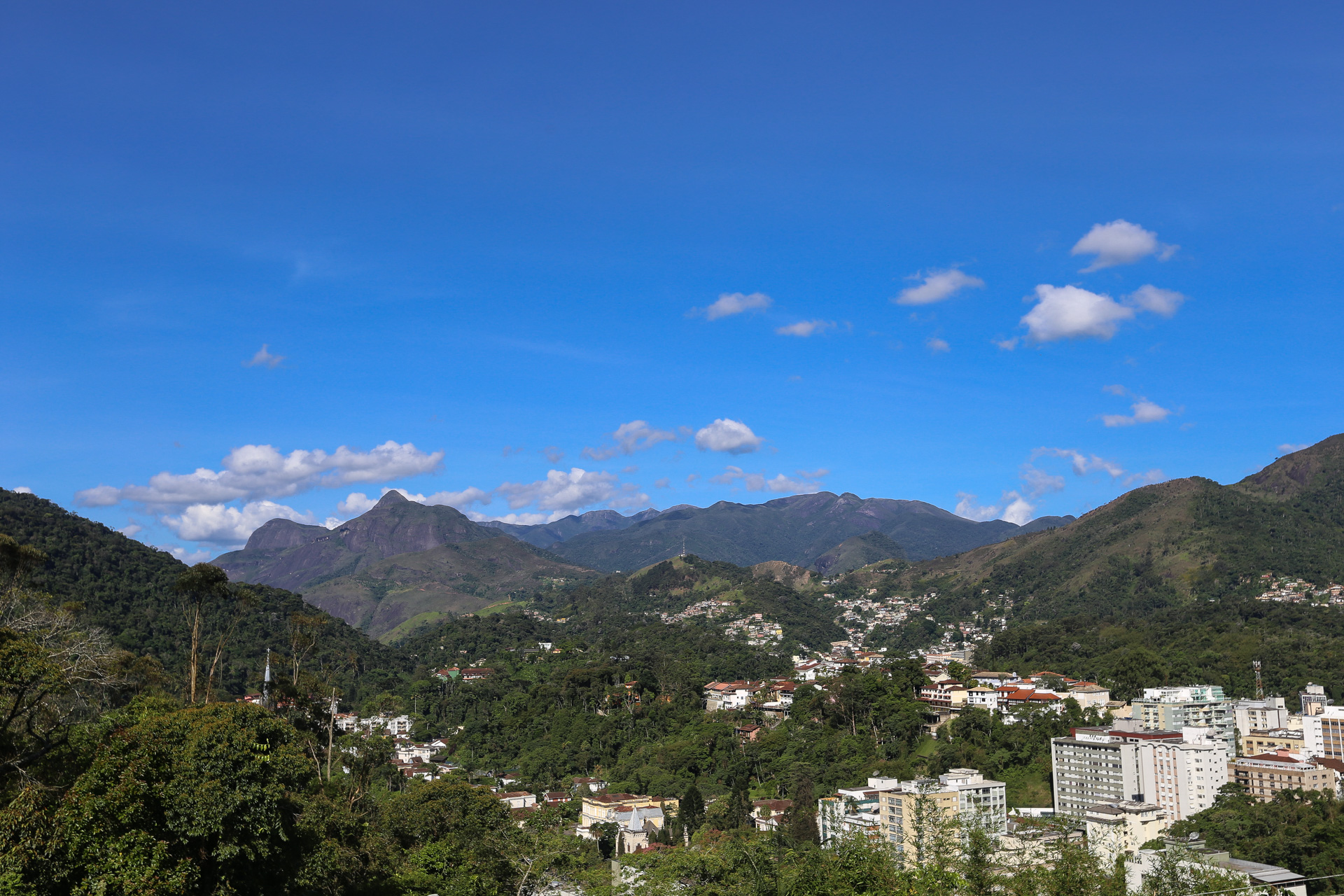 Au fond, le Parc National de la Serra dos Orgãos et la ville de Petrópolis