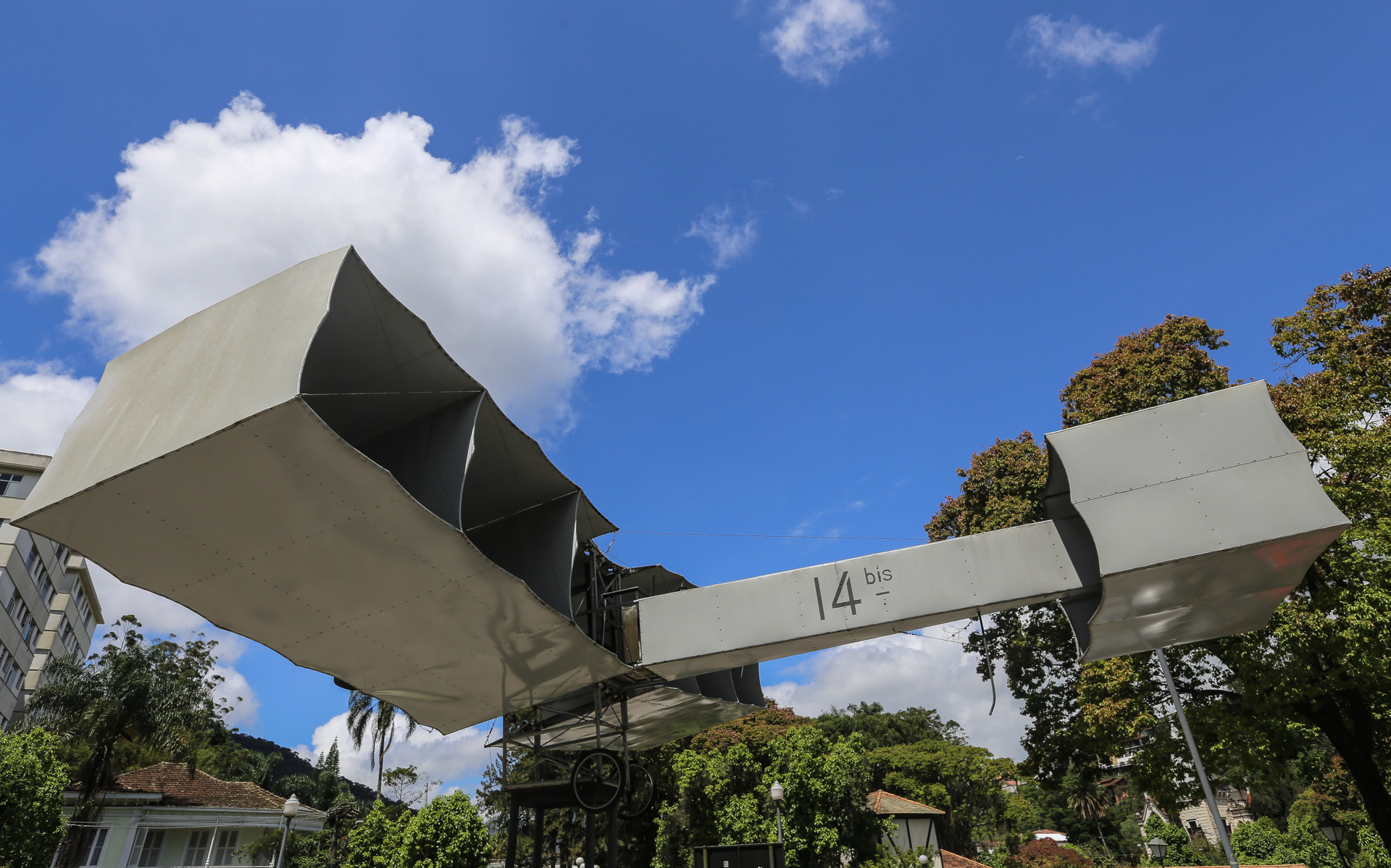 Réplique du « 14bis » le premier engin volant qui décolla, vola 60 mètres et atterri sans casse, œuvre de Santos Dumont
