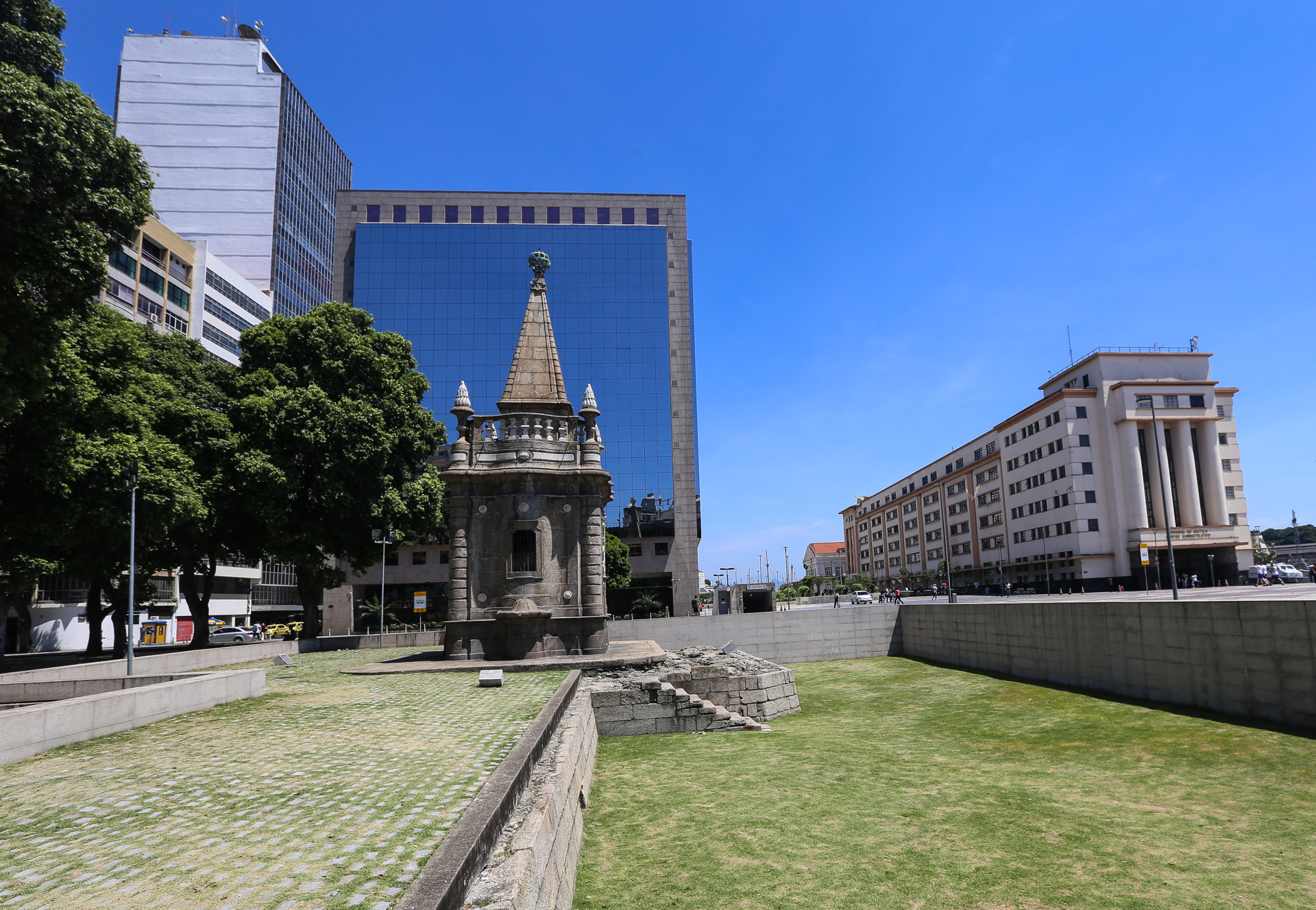 Chapariz da Piramide, une fontaine qui ferme la Praça XV