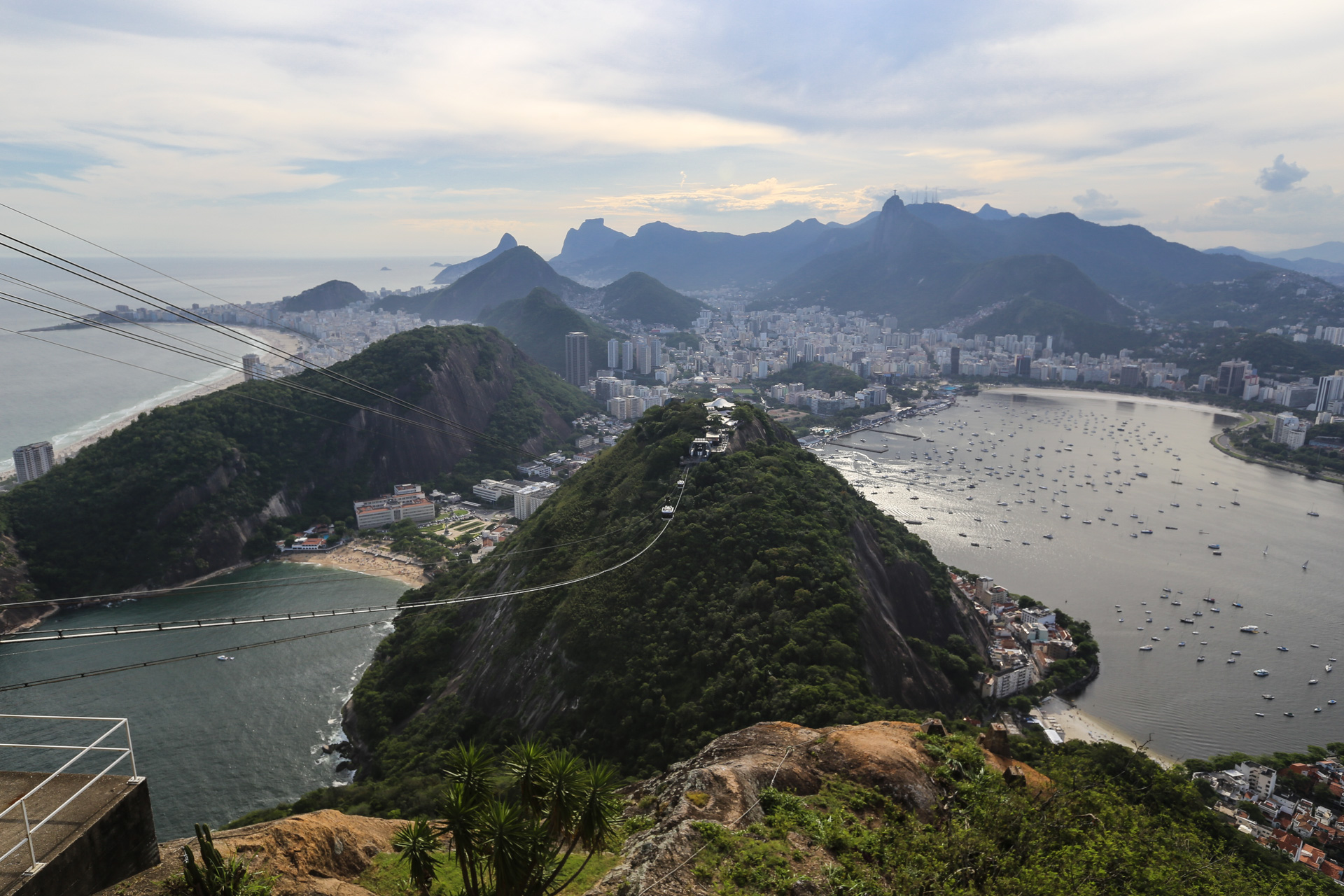 Depuis le sommet du Pao de Açucar : en haut à gauche la plage de Copacabana, en dessous la baie de Guanabara. A droite l’Enseada de Botafago