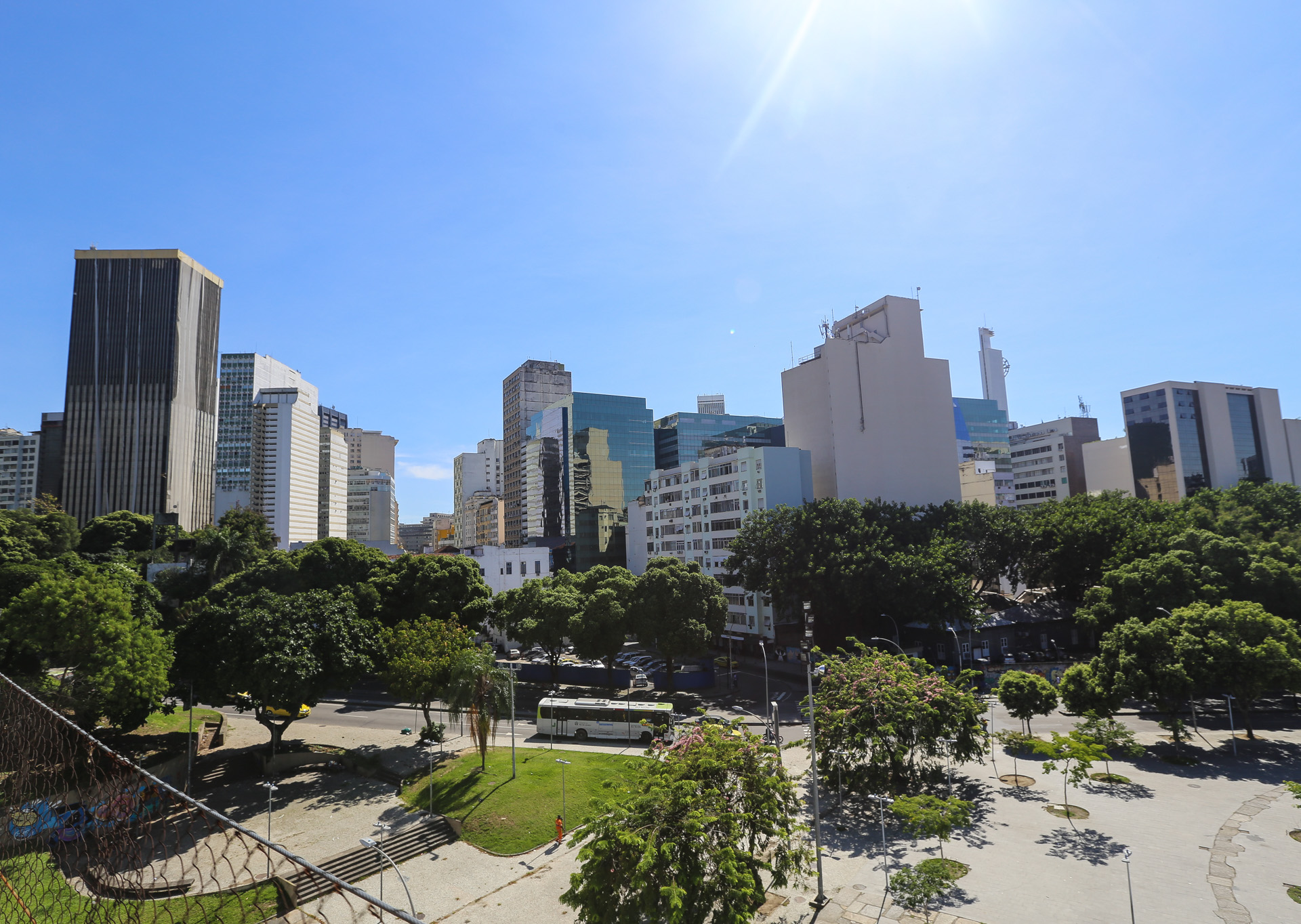 Skyline en arrivant dans le centre de Rio  - Centre de Rio et le Pain de Sucre