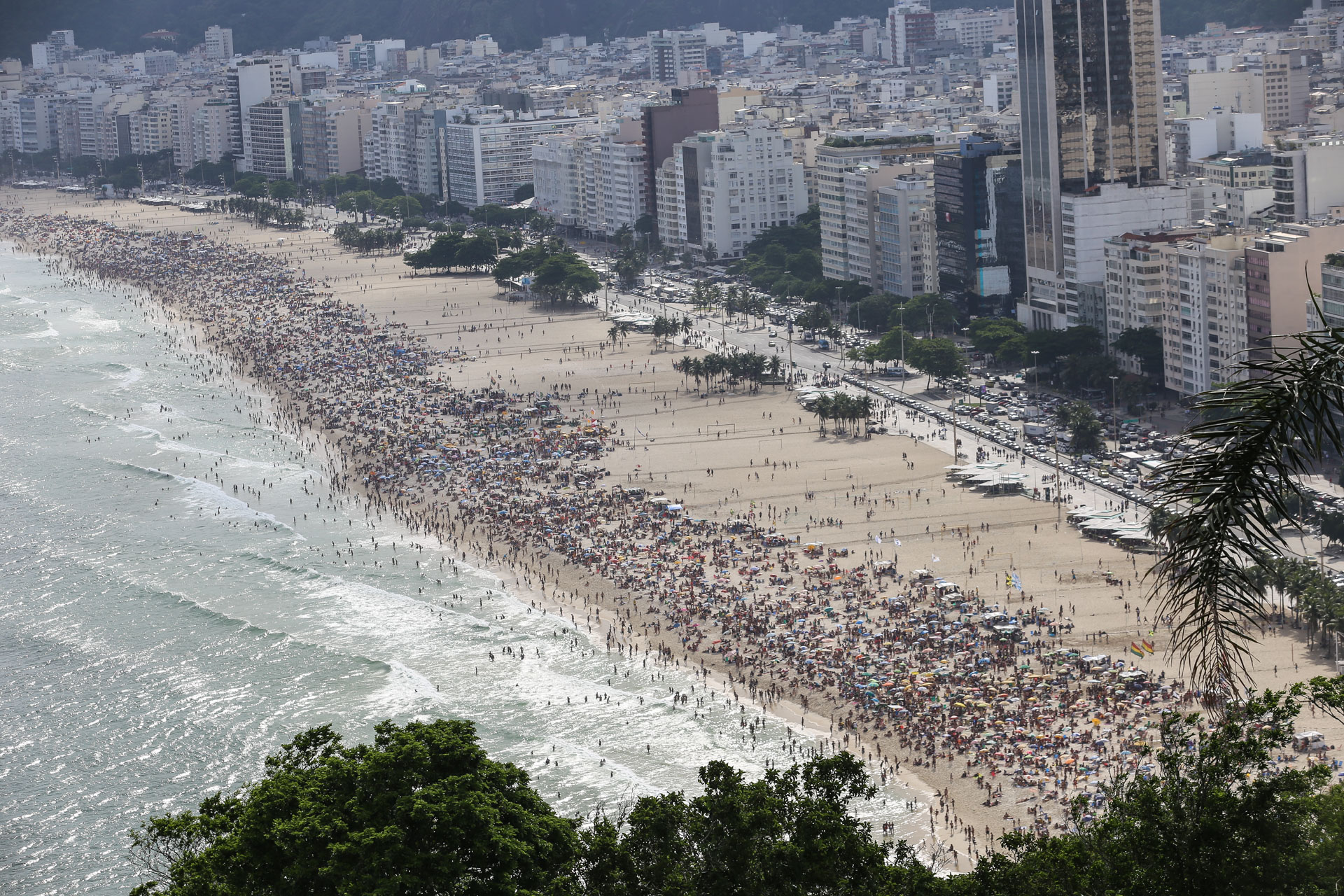 Combien de personnes sur cette plage de 4,5 km de longeur… entre 300 et 500 milles personnes ?