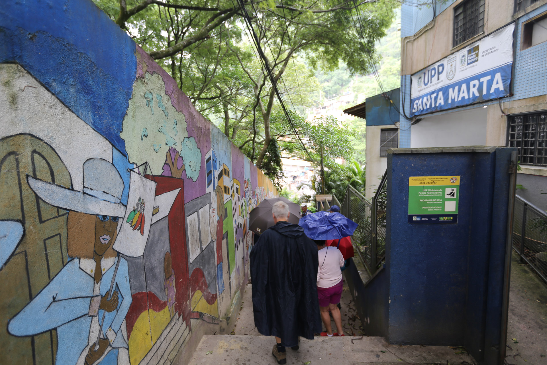 En haut de Santa Marta, à côté du local de la police