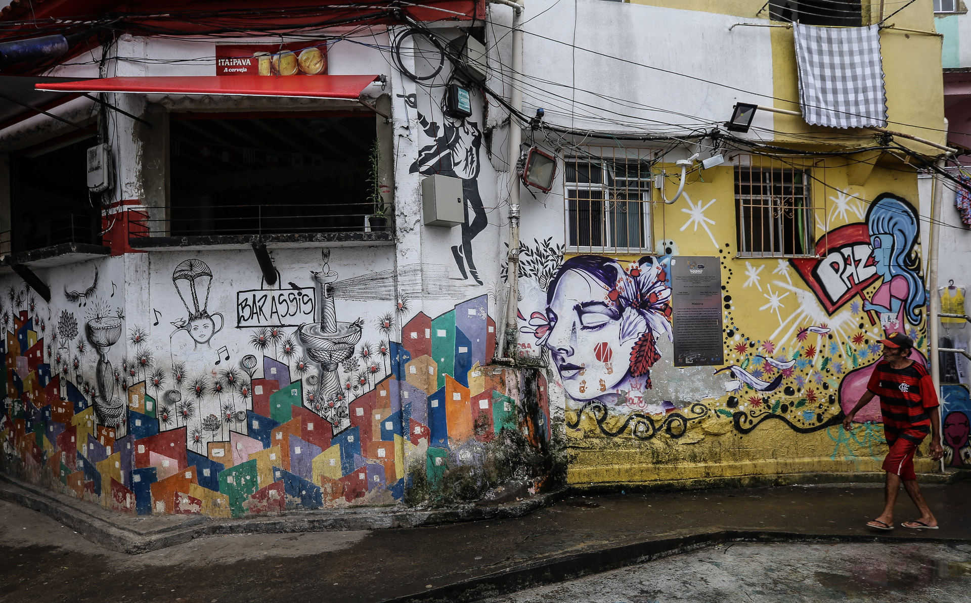 Il y a 150 commerces dans cette favela de 7000 habitants et 1800 « maisons »