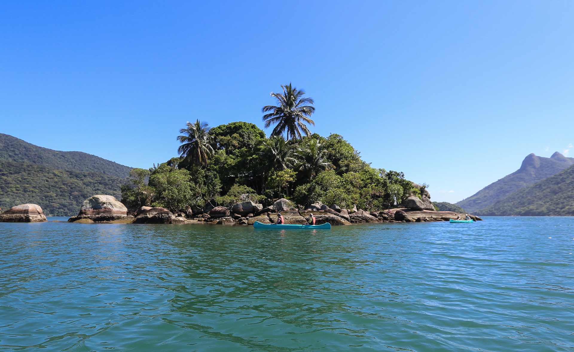 Premier trajet, nous traversons le bras de mer en passant devant une petite île et débarquons sur une plage déserte. 