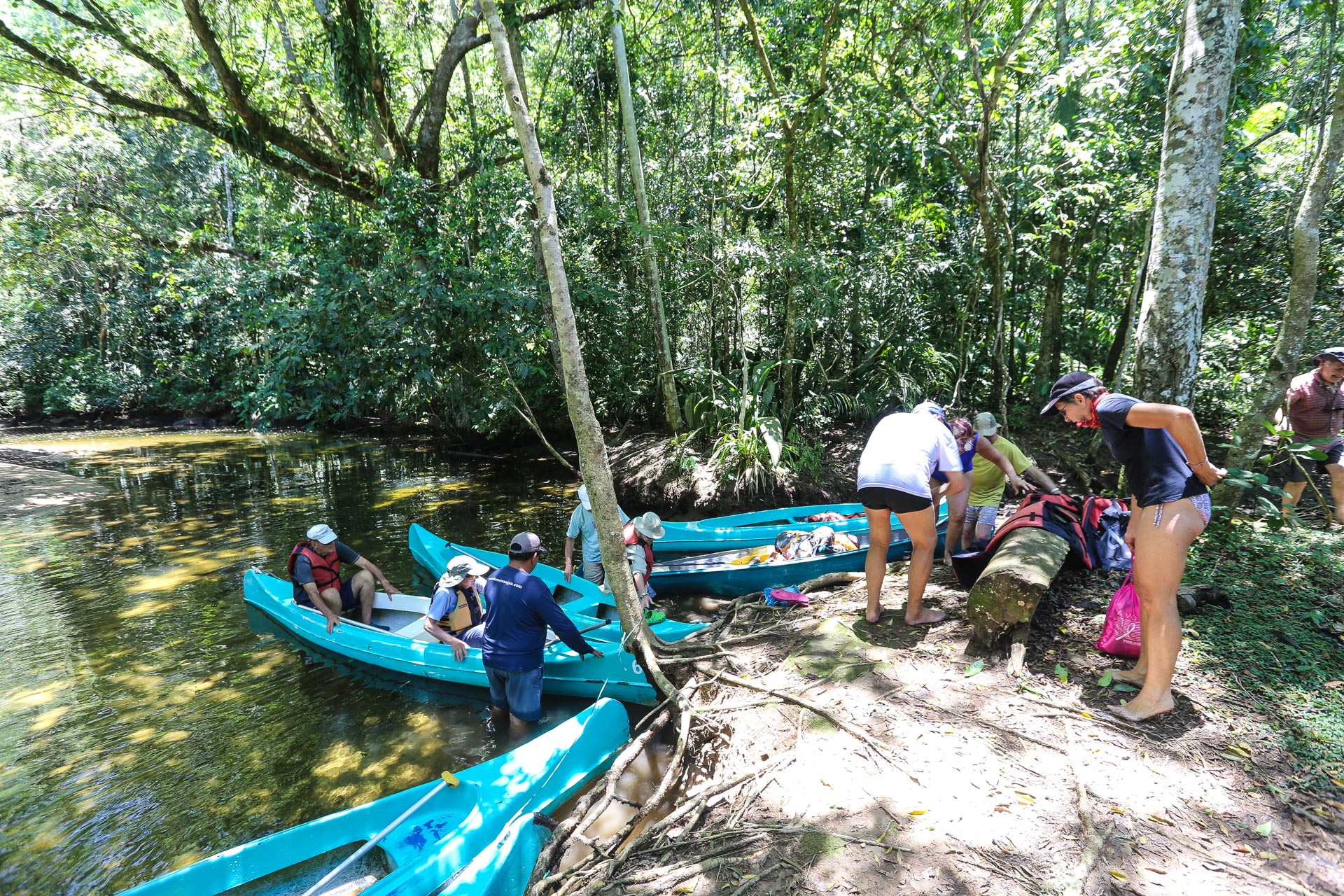 Terminus pour les canoës. Il reste 15 minutes de marche pour arriver à la piscine naturelle