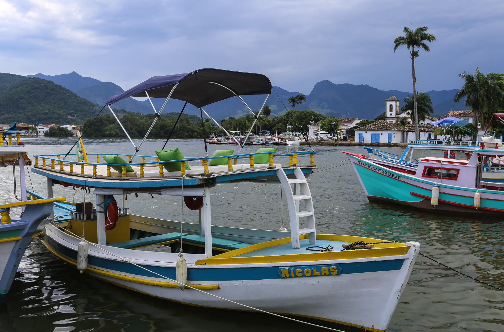 De nombreux bateaux colorés sont à quai à Paraty