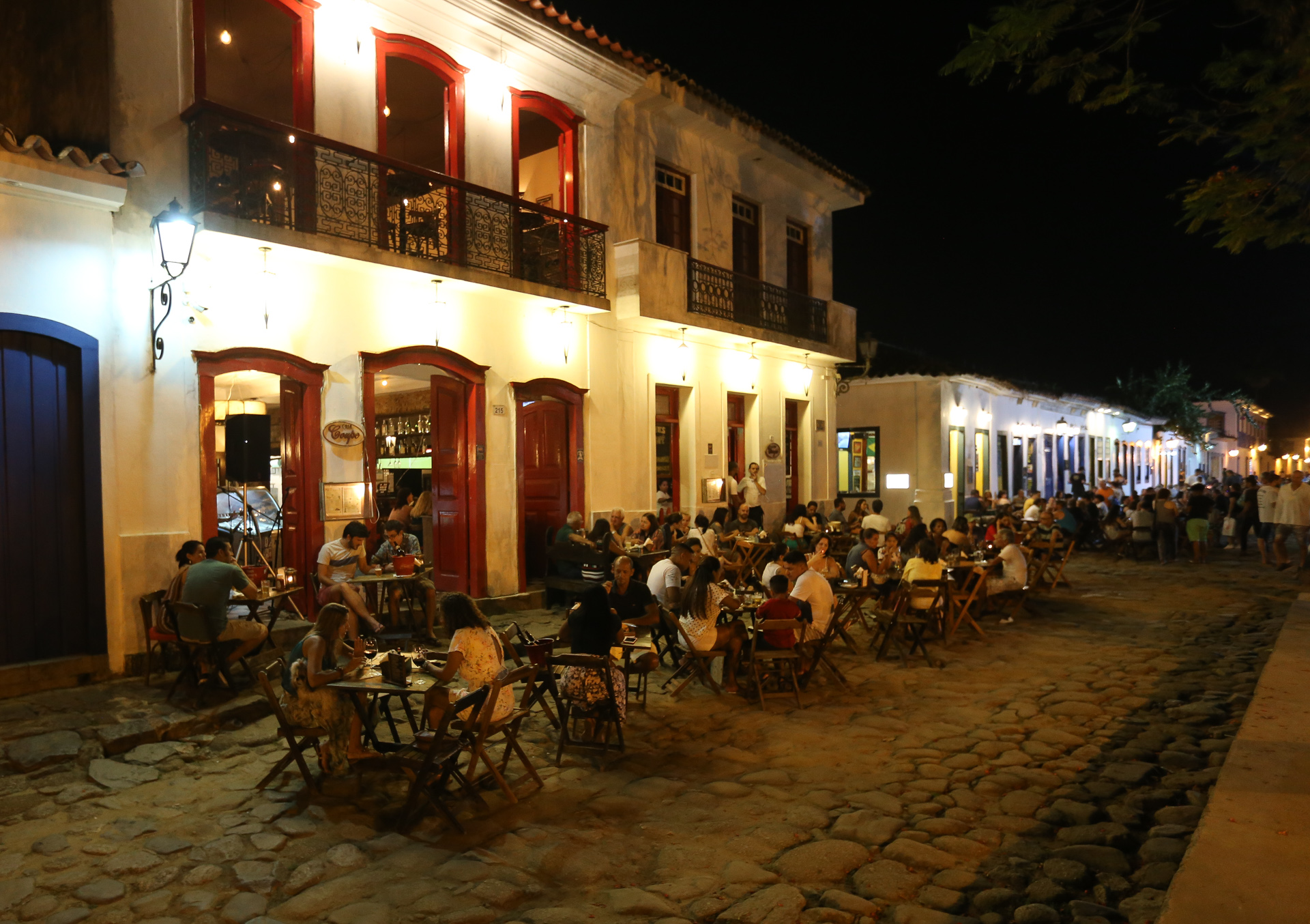 Ambiance festive le soir à Paraty