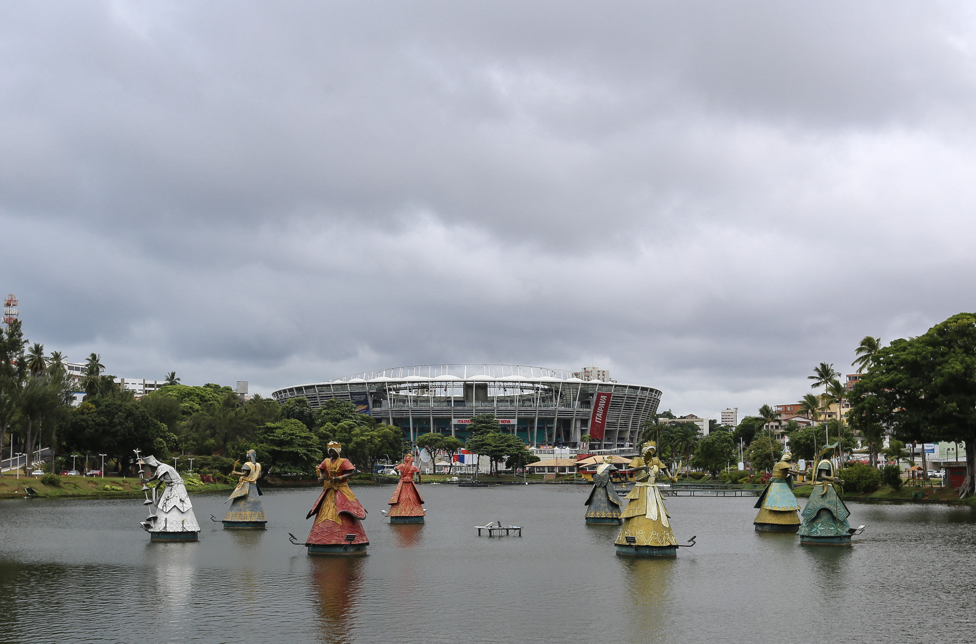 Orixas devant le stade de Bahia. Lors de la coupe du monde de 2014, la France y a battu la Suisse par 5 à 1 !