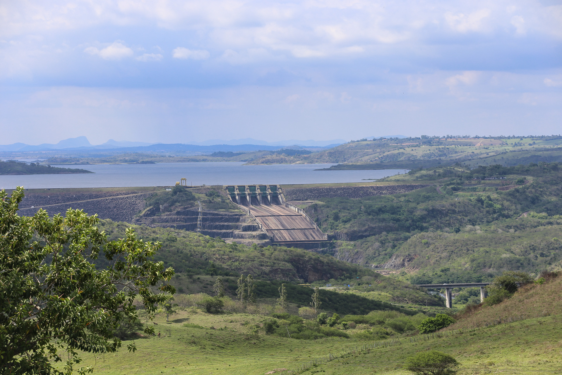 Au loin, la barrage Pedrano Cavalo qui régule les crues de la rivière Paraguaçu