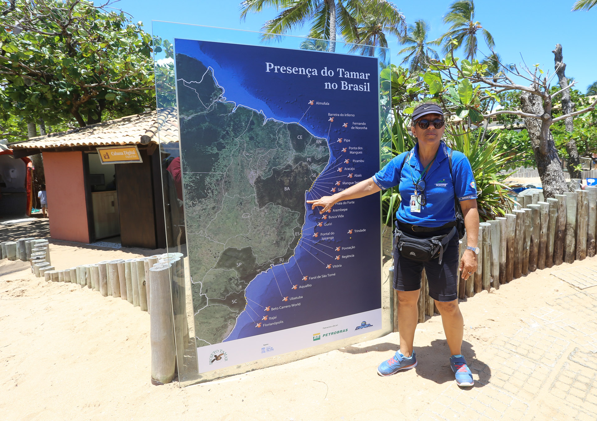 Moemia nous montre les différentes stations où le projet Tamar protège les tortues