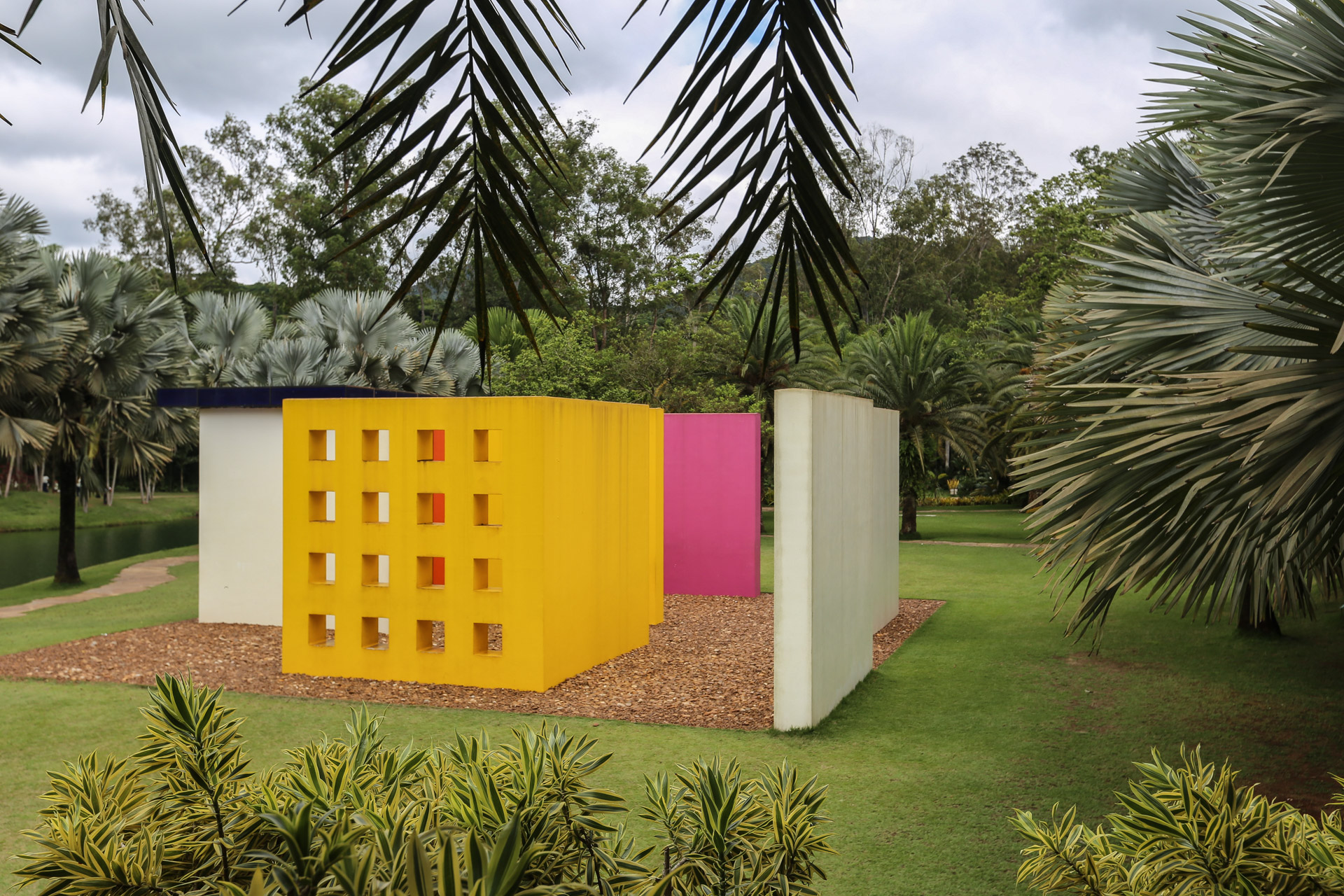 Un ensemble dû à Hélio Oitica : le Square #5