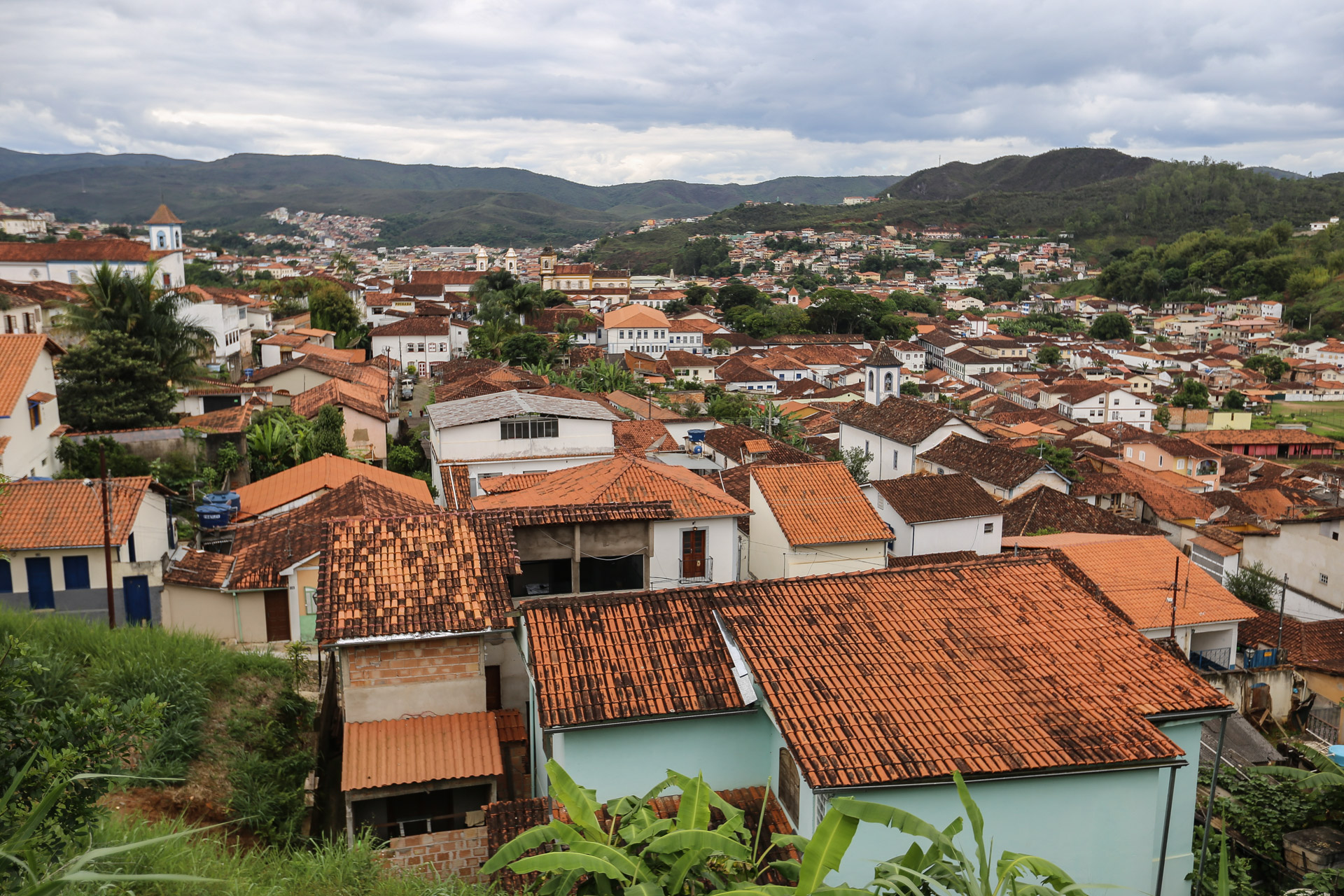 La ville de Mariana depuis le parvis de l’église Sao Pedro dos Clerigos