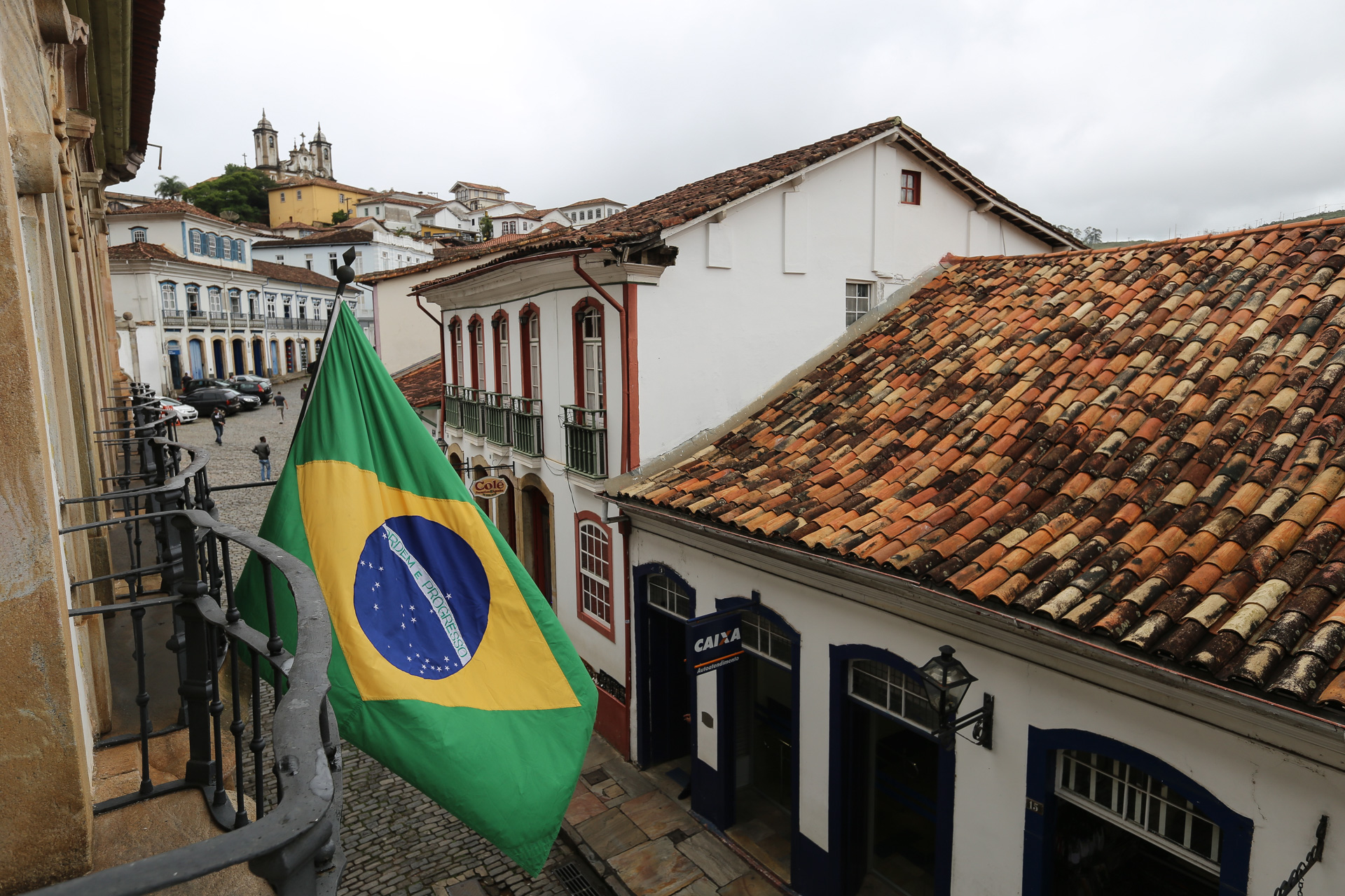 Le drapeau brésilien flotte sur les balcons de la Casa dos Contos