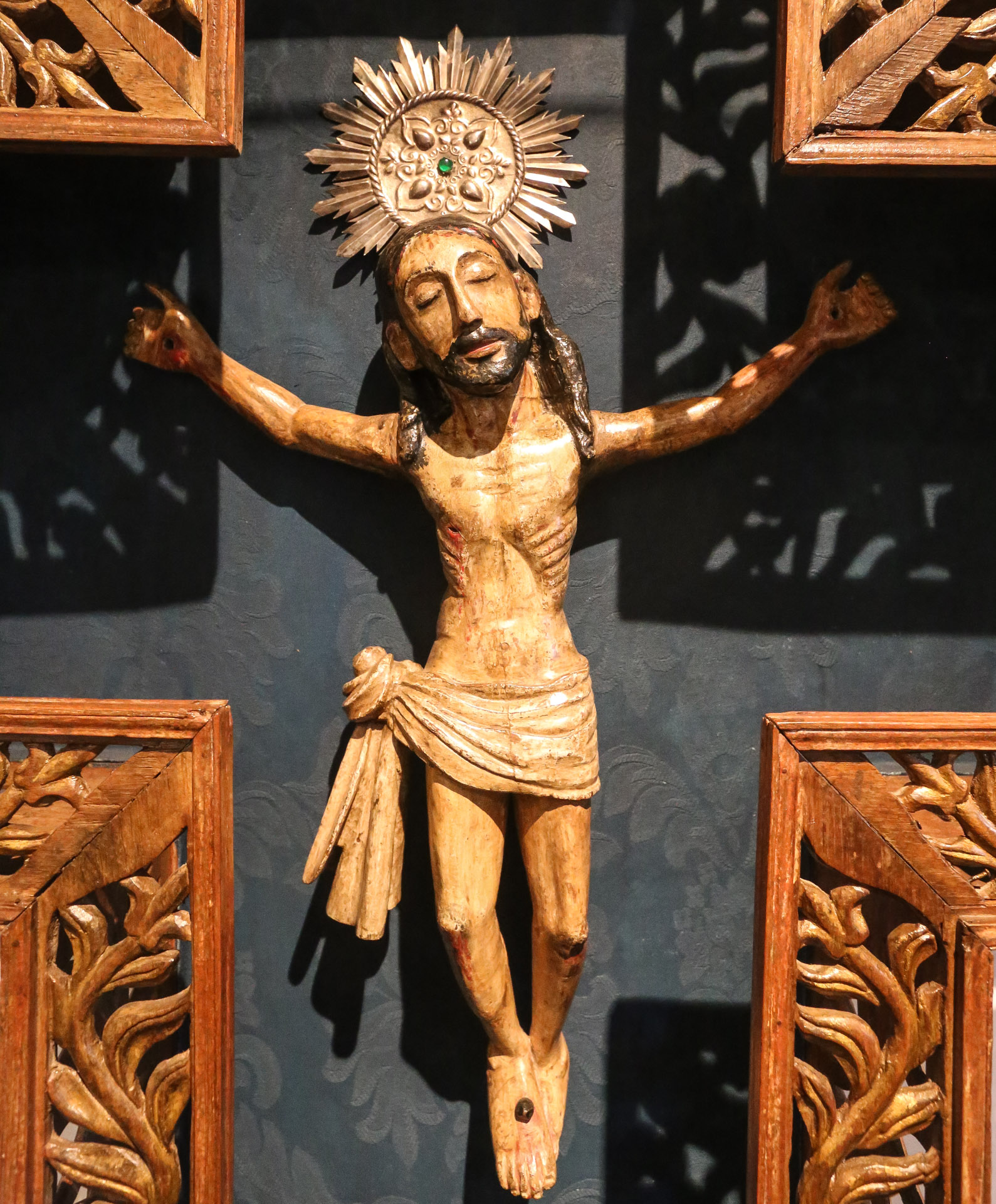 Oratoire provenant de Salvador de Bahia. On pourra remarquer que le Christ sur la Croix a plutôt l’air de se marrer… !