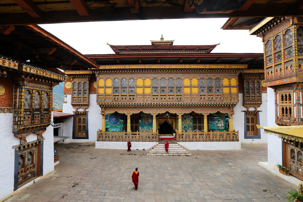 Devant la grande salle de prière de Punakha 