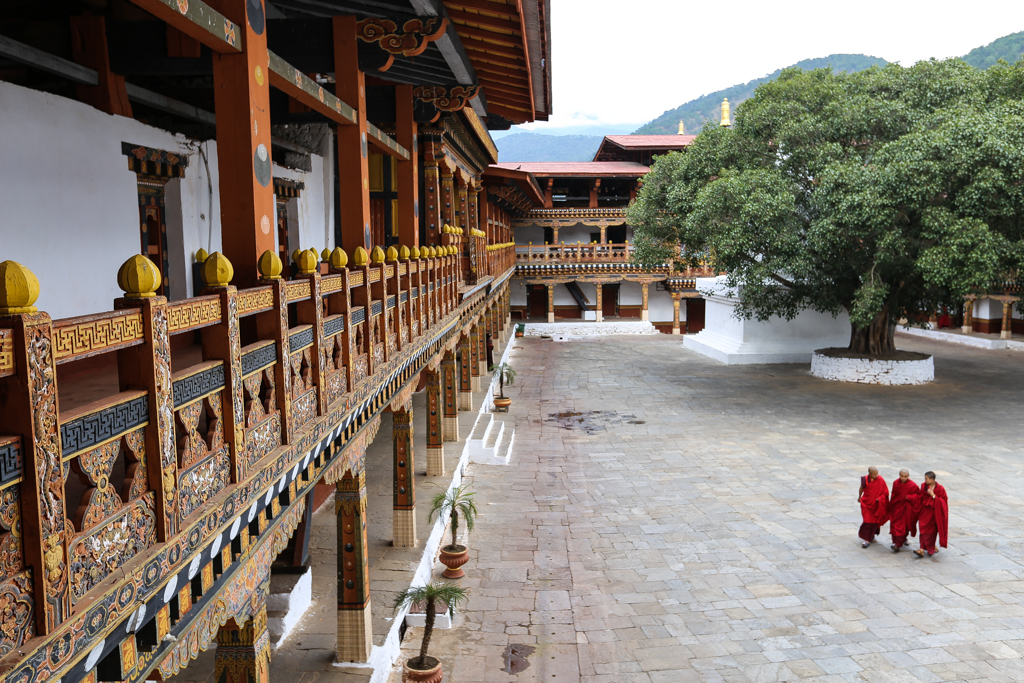 Moines qui traversent la première cour du dzong